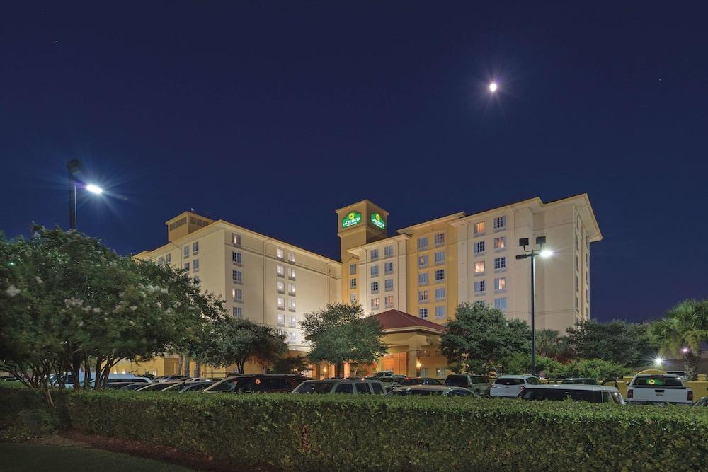 La Quinta By Wyndham Airport Hotel