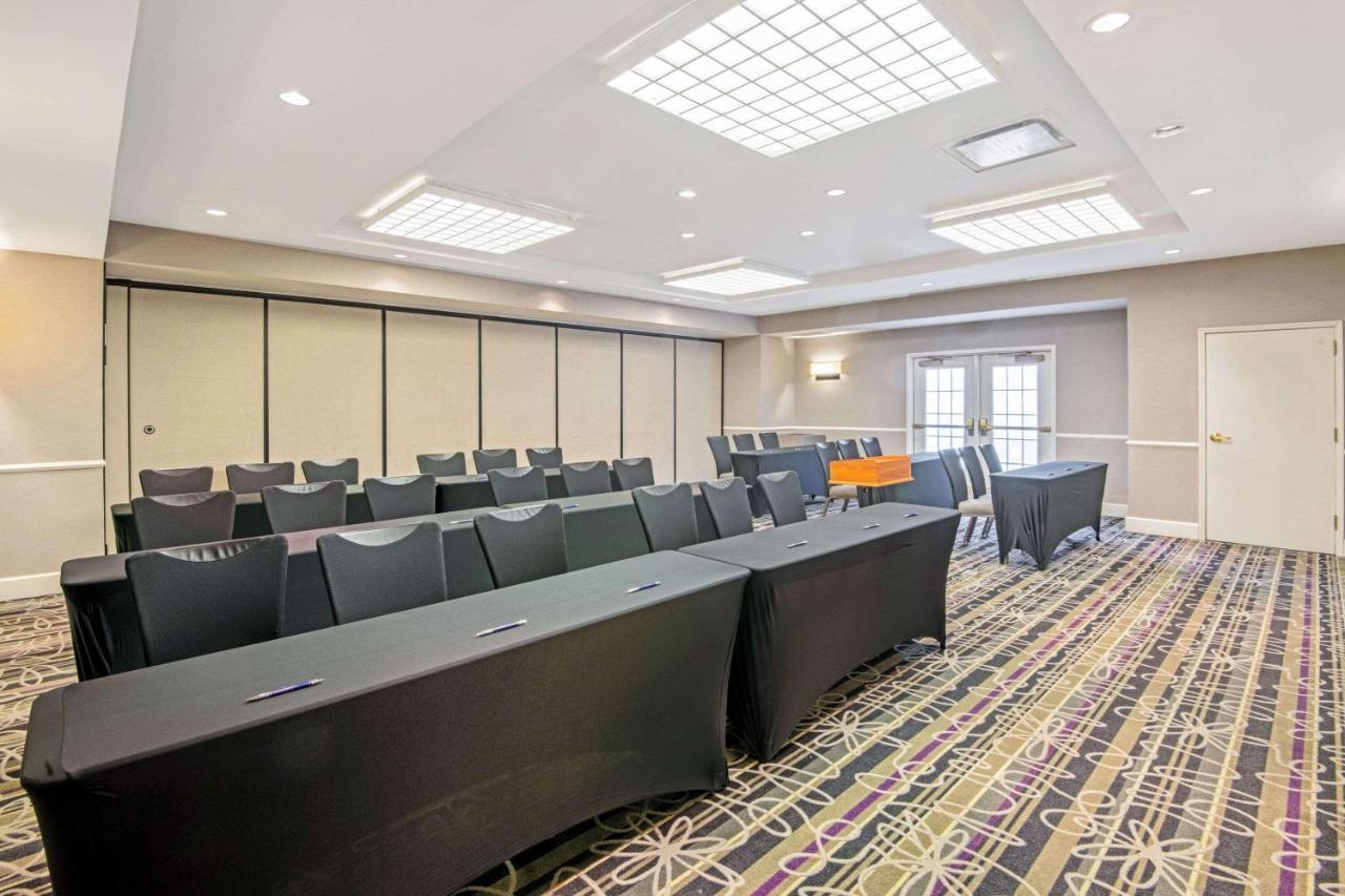La Quinta By Wyndham Airport Hotel 3*
