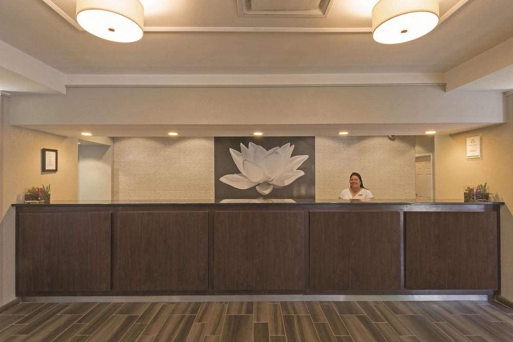 La Quinta By Wyndham Airport Hotel