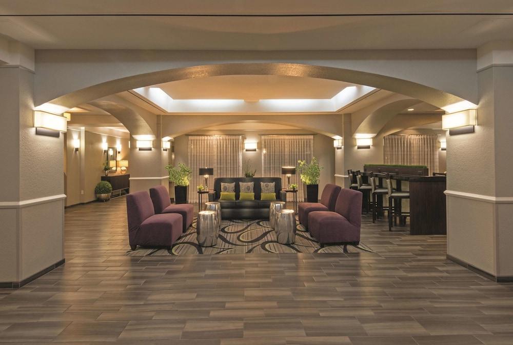 La Quinta By Wyndham Airport Hotel