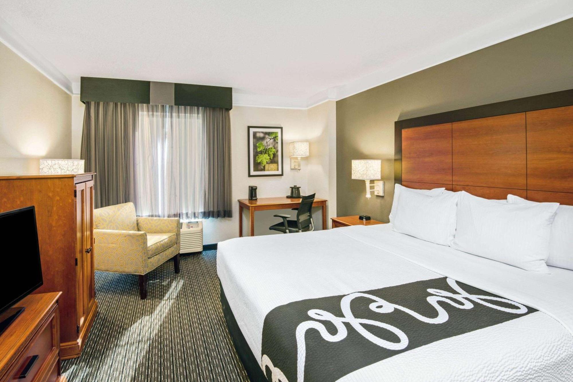 La Quinta By Wyndham Airport Hotel